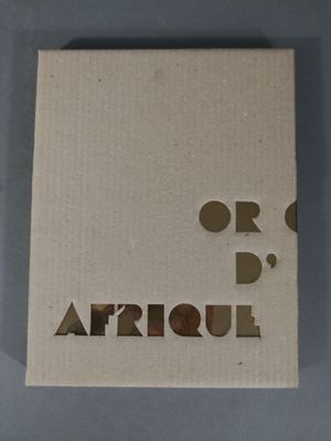 une boîte blanche ornée d'un logo marron, posée sur une table