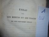 un morceau de papier sur lequel il y a quelque chose d'écrit, posé sur un autre morceau de papier