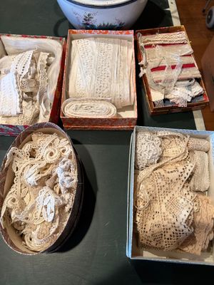 plusieurs boîtes remplies de vieux lacets posées sur une table