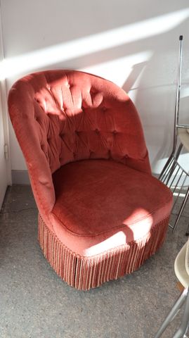 Fauteuil crapaud garni de velours saumon