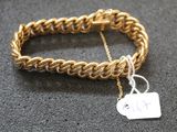 Gros plan sur un bracelet en chaîne en or portant une étiquette