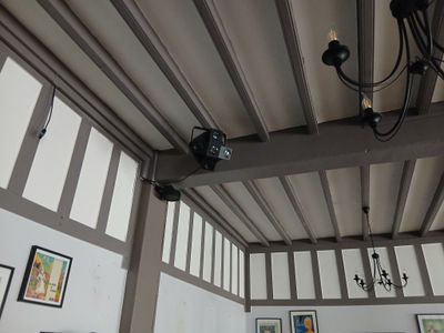 une pièce avec un canapé et une table entourée de chaises