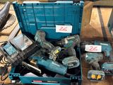 une caisse à outils bleue remplie d'outils, posée sur une palette
