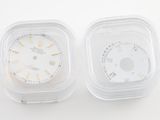 deux boîtes en plastique contenant chacune une montre