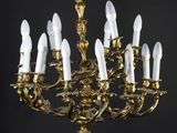 une image représentant un lustre à douze lumières suspendu au plafond