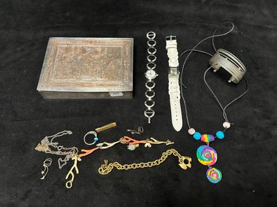 beaucoup de bijoux posés sur une table noire