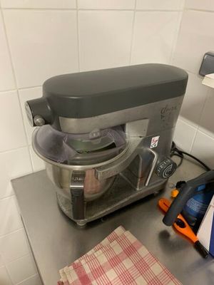 un mixeur posé sur le comptoir d'une cuisine