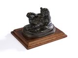 statue d'un chien posée sur un socle en bois, sur fond blanc