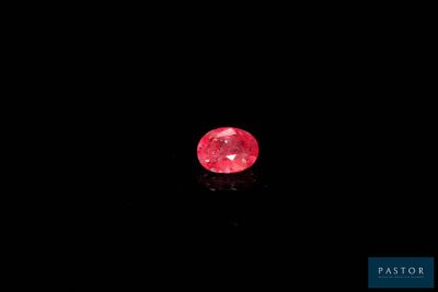 un losange rouge sur fond noir
