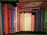 beaucoup de livres qui sont rangés dans une boîte verte