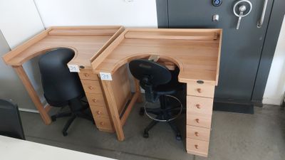 un bureau avec deux chaises et un plateau muni d'un tiroir