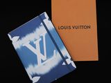Carnet Louis Vuitton avec motif tie-dye bleu et blanc