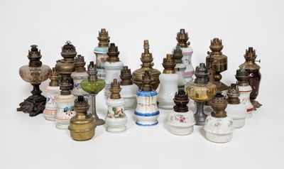 de nombreux types de vases différents posés sur une surface blanche