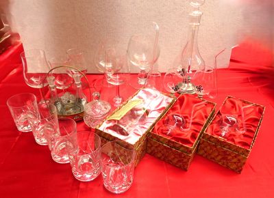 une table rouge sur laquelle sont posés plusieurs verres à vin