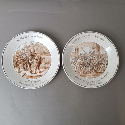 deux assiettes posées sur une table