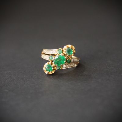 Bague asymétrique en or jaune 750°°° ornée de sept émeraudes…