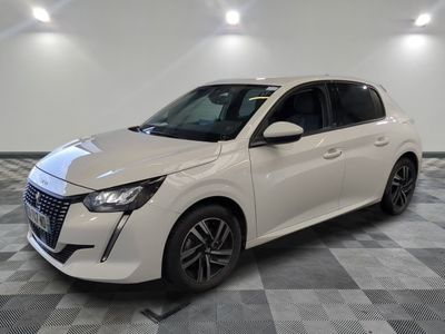 une voiture blanche garée dans une pièce au sol en damier
