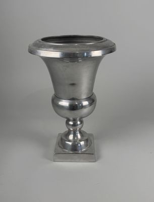 Grand vase Médicis en métal chromé sur une base carrée.