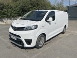 une camionnette blanche garée dans un parking
