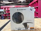 un gros plan sur une boîte posée sur une table dans un magasin