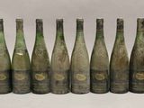 six bouteilles de vin sont alignées dans une rangée