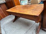 une table en bois posée à même le sol