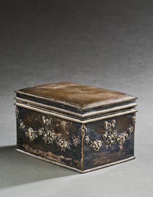une image représentant une boîte avec un couvercle posée sur une table