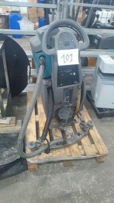 une machine posée sur une palette dans un entrepôt