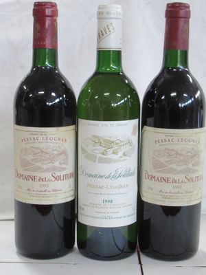 trois bouteilles de vin posées l'une à côté de l'autre sur une table