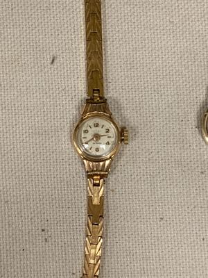 deux montres exposées sur une table