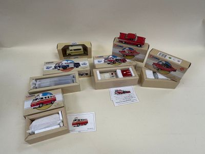 de nombreux types de véhicules miniatures, rangés dans des boîtes sur la table