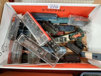 une boîte contenant un assortiment de petits trains posée sur une table