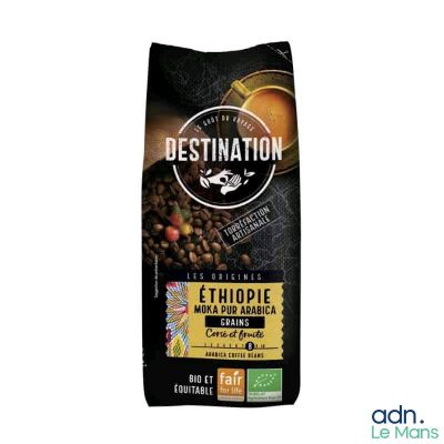 un sachet de grains de café posé sur une table