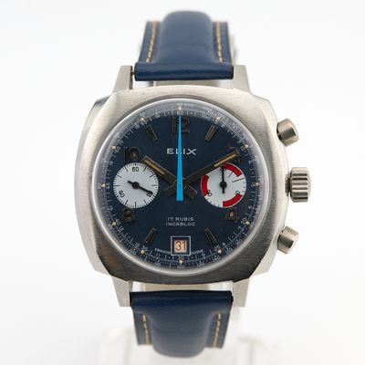 gros plan d'une montre-bracelet avec un bracelet bleu
