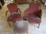 deux chaises rouges et un petit pouf dans une pièce