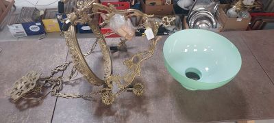 une table sur laquelle se trouve un bol et d'autres objets