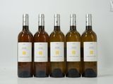 six bouteilles de vin sont alignées sur une table