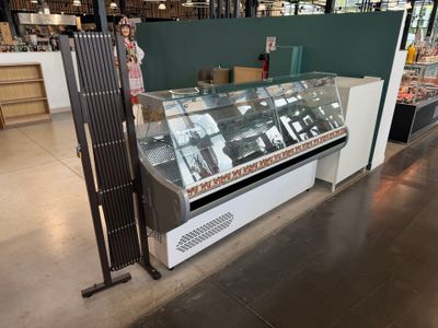 une vitrine au milieu d'un magasin
