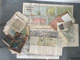 de nombreuses cartes anciennes jonchent le sol de cette pièce