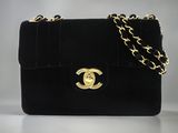 Sac à bandoulière Chanel en velours noir avec finitions dorées