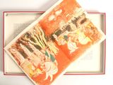 un livre ouvert, orné d'une illustration, posé sur une table