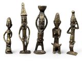 cinq figurines en bronze de formes et de tailles différentes posées sur une surface blanche