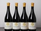 quatre bouteilles de vin posées sur une table en bois