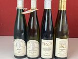 plusieurs bouteilles de vin sont alignées sur une table