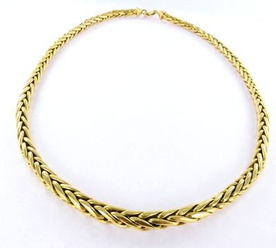 an image of a gold necklace on a white background