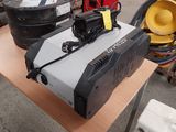 une radio posée sur une table, à côté d'autres objets