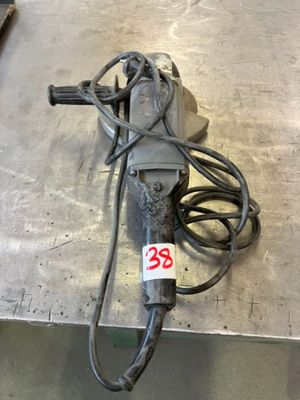 une photo d'une perceuse posée sur une table dans un entrepôt