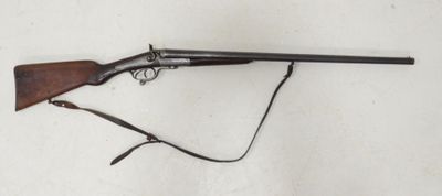 un fusil avec un canon en bois et une bretelle, sur fond blanc