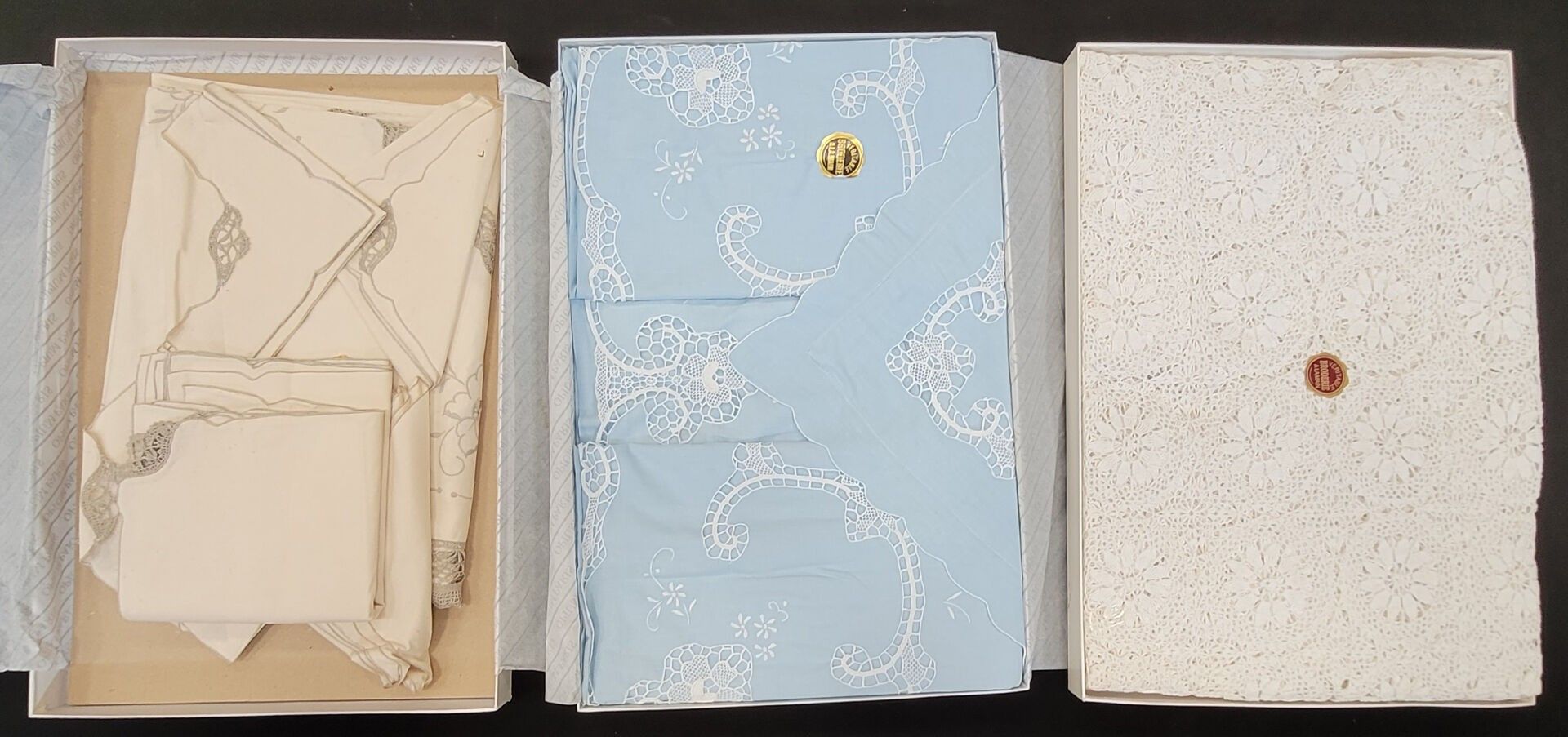 OPIUM PARIS Lot comprenant : - 1 set de table avec nappe et 12 serviettes en coton crème brodé gris (petites taches j...