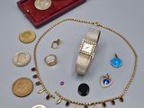 un assortiment de bijoux comprenant un bracelet, une bague et d'autres articles